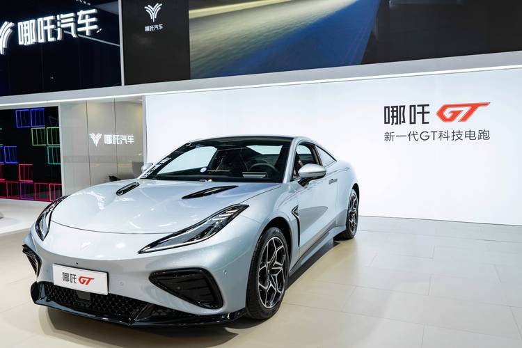 惠州164哪吒汽车在智能汽车领域的表现，领途汽车在新能源汽车市场中的影响力